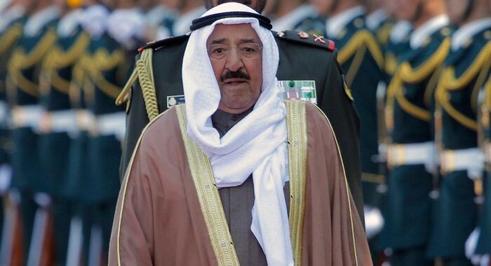 أمير الكويت يجري عملية جراحية ناجحة
