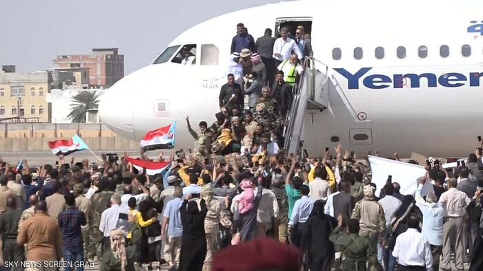 3 انفجارات تهز مطار عدن بالتزامن مع وصول الحكومة الجديدة (فيديو)
