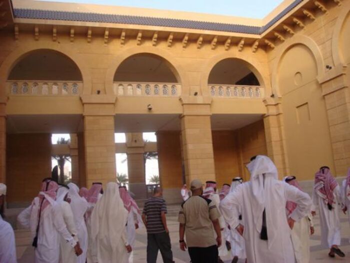 ما هي ضوابط رفع إيقاف الصلاة بالمساجد في السعودية؟