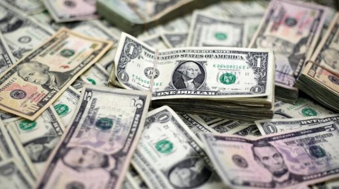 الدولار يتجه صوب أكبر هبوط أسبوعي في عشر سنوات