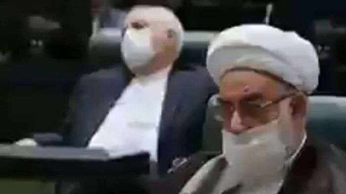 روحاني يتحدث أمام البرلمان.. وظريف في "سبات عميق" (فيديو)