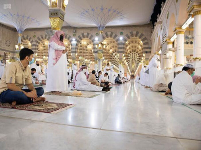 شاهد أول صلاة فجر من المسجد النبوي بعد إعادة فتح أبوابه (فيديو وصور)