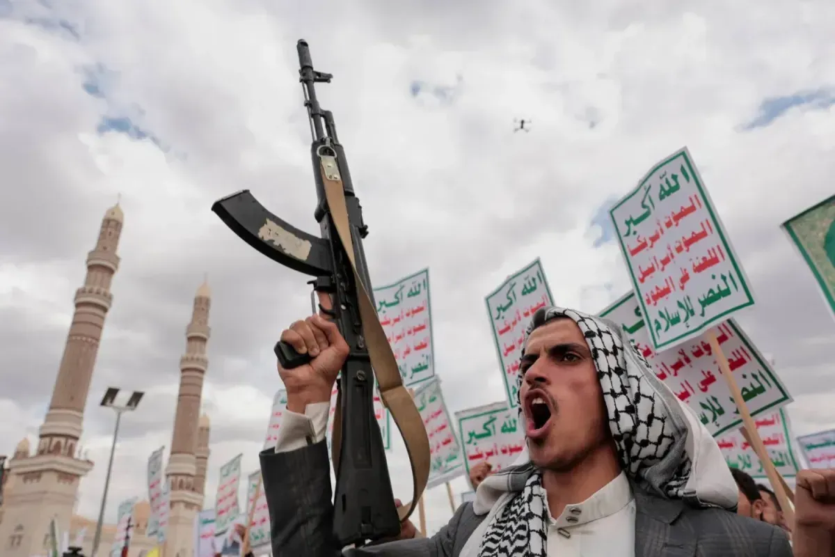 الحوثيون يلوحون باستهداف القواعد الأمريكية دعمًا لإيران