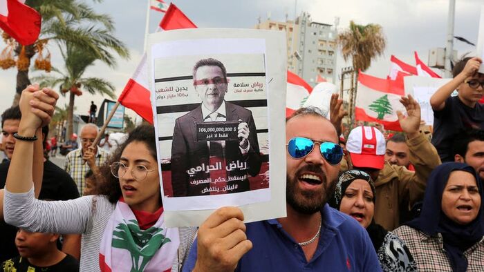 مصارف لبنانية تضيّق خناق سحب الدولار 50% بالسالب