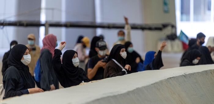 حجاج بيت الله الحرام يرمون الجمرات في أول أيام التشريق (صور)