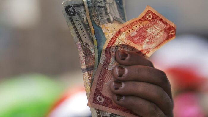 اتحاد النقابات يحمل الحكومة مسؤولية انهيار العملة ويطالب برفع الأجور بالموازاة