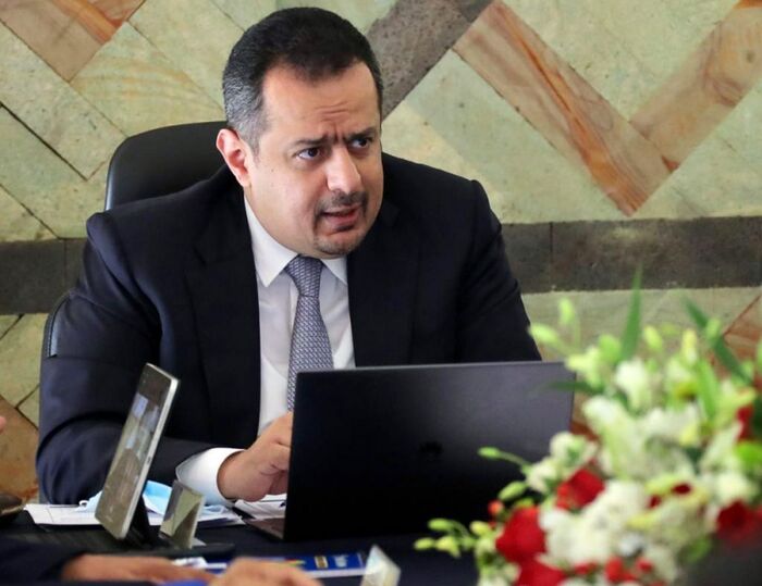 رئيس الوزراء محاصر والإخوان يخنقونه إعلاميًا وسياسيا (تفاصيل)