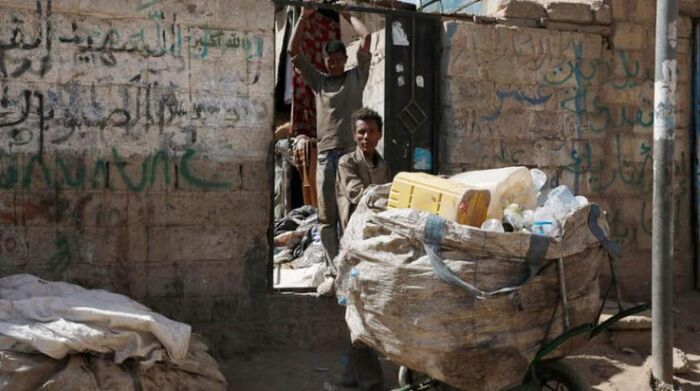 وسط تفشي واسع للأمراض في صنعاء.. المليشيا الحوثية تكثّفت أعمال النهب الموجهة إلى القطاع الطبي