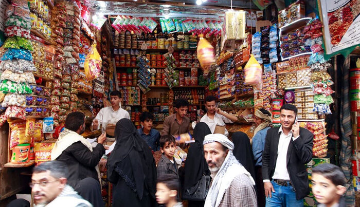 المواطن يتجرع ارتفاع أسعار الزيوت والسكر والقمح بصنعاء بسبب الإرهاب الحوثي