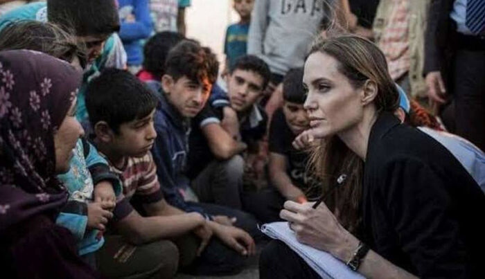 (الحوثي) يتهم «انجلينا جولي» بالدعارة المثلية الجنسية والفسوق الأخلاقي.. والجناح العقائدي يهدد بتصفيتها