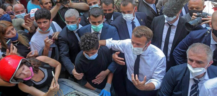 شاهد.. الرئيس الفرنسي يتعرض للصفع على وجهه