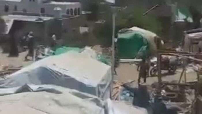 الحوثيون يعبثون ويحرقون مخيمات النازحين في إب لرفضهم القتال بصفوفهم (فيديو)
