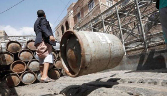 أزمة حادة في الغاز المنزلي بصنعاء رغم دخوله بكثافة عبر موانئ الحديدة