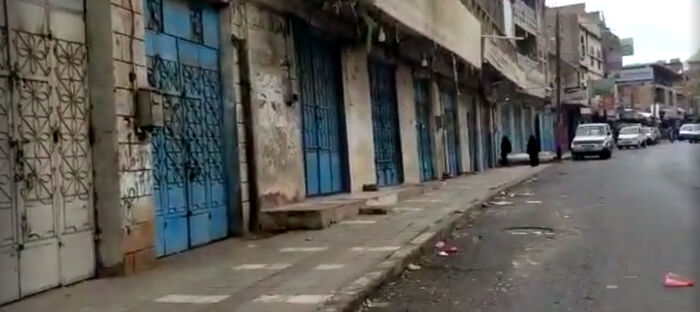 عشرات التجار في إب يغلقون محلاتهم احتجاجًا على أوامر تعسفية حوثية
