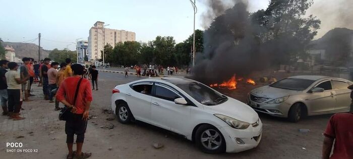 تجدد الاحتجاجات الشعبية الغاضبة واتساع رقعتها يقترب من قصر معاشيق عدن