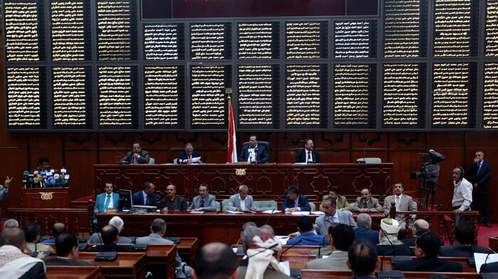 الحوثيون يسقطون عضوية 44 من أعضاء برلمان صنعاء