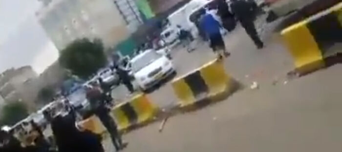 الحوثي يعتدي على مظاهرة نسائية في صنعاء.. فيديو