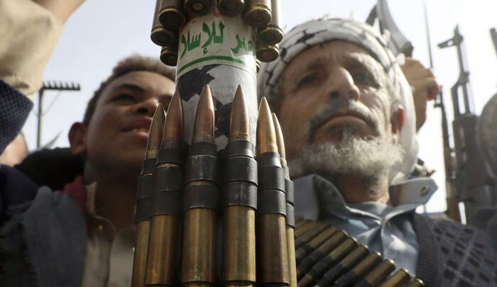 قيادي حوثي يحرّف القرآن ويزعم «الاصطفاء الإلهي»: استعباد جديد باسم الدين!
