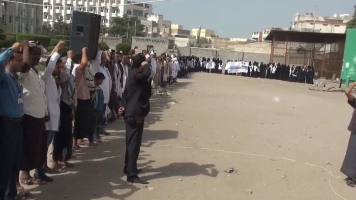 الحوثي يرغم الموظفين على المظاهرات.. وتحذيرات من تفجيرات وسط الحشود