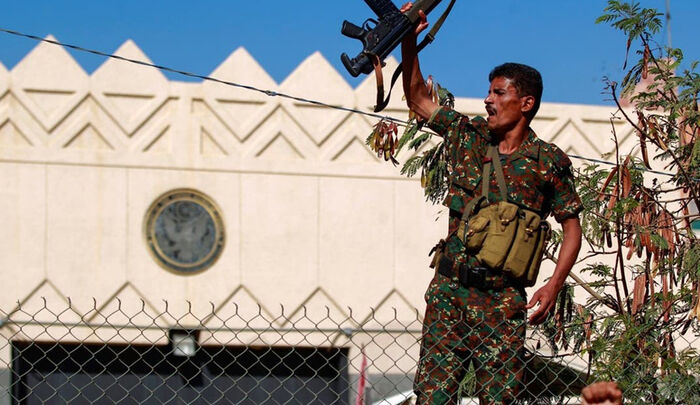 أمريكا: هجمات الحوثي على السفن التجارية انتهاكًا للقانون الدولي وندرس خيارات الرد