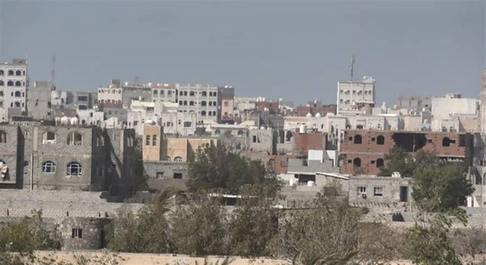 الحوثيون يقصفون القرى السكنية بالدريهمي