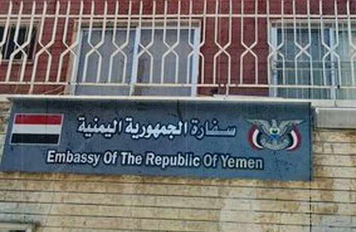 ممثلو الحوثي ينهبون السفارة اليمنية في دمشق بعد اخلائها