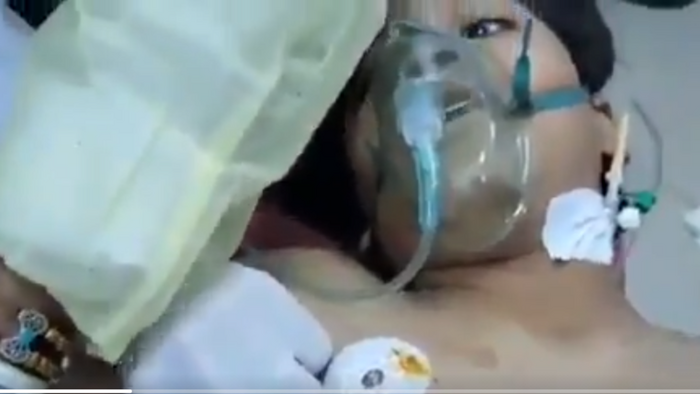 مشهد مؤلم لطفل من ضحايا الإرهاب الحوثي وهو يودع الحياة (فيديو)