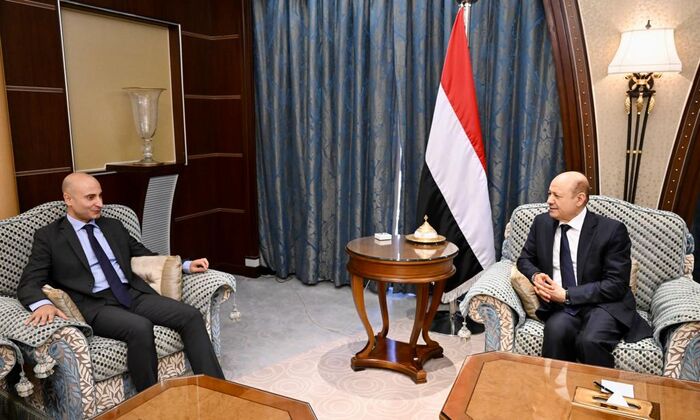العليمي يتعهد بالتدخل العاجل لضمان استقرار العملة الوطنية غداة انهيار قياسي لسعر الصرف