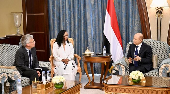 العليمي: الحوثيون يرتكبون انتهاكات جسيمة ويساومون على مصالح الشعب
