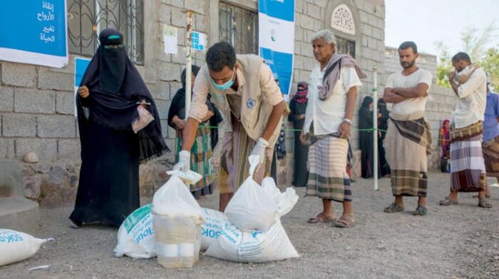 مواطنون يمنيون: الغذاء العالمي يوزع سلال غذائية تالفة في ذمار