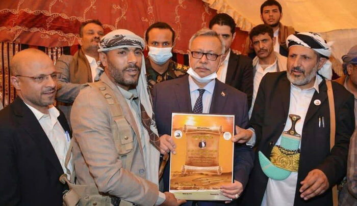 مليشيا الحوثي تكرم قيادي في القاعدة ويظهر في حفل قبلي في صنعاء (تفاصيل حصرية)