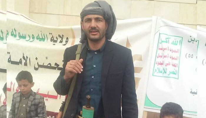 مشرف حوثي يقتحم مستشفى ويعتدي بالضرب والطعن على مديره (فيديو)