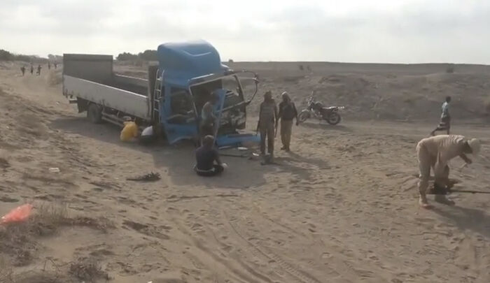 شاهد شاحنة نقل مدنية تعرضت لانفجار لغم من مخلفات الحوثيين شرق قطابا