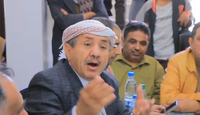 صنعاء في قبضة الانهيار.. تاجر يكشف كيف تُغلق المصانع وتُباع المزارع بسبب الحوثي