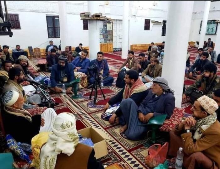 الحوثيون ينتهكون بيوت الله.. ويحولنها لجلسات "القات"