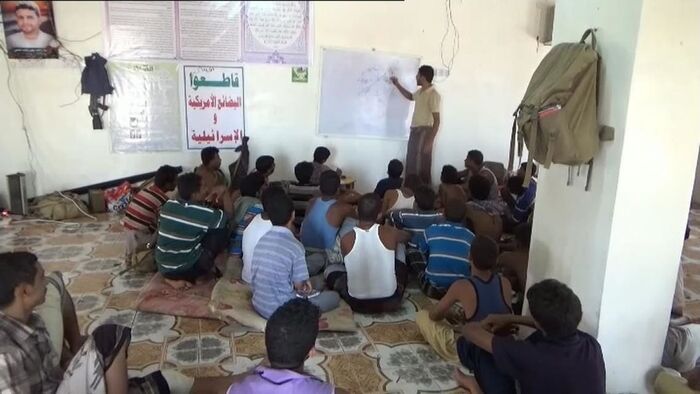 تحذيرات من نشر الحوثي الطقوس "الخمينية" بين الأطفال