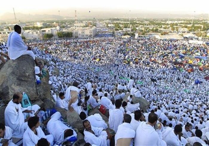 حجاج بيت الله الحرام يشرعون بالتوجه إلى صعيد عرفات