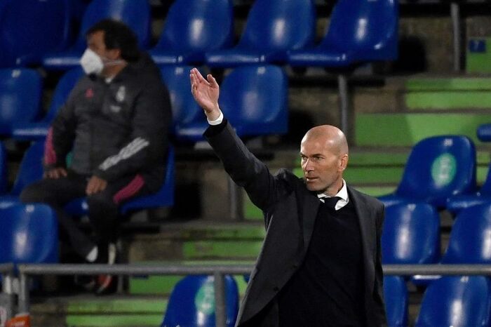 ريال مدريد يعلن عن رحيل مدربه الفرنسي زيدان