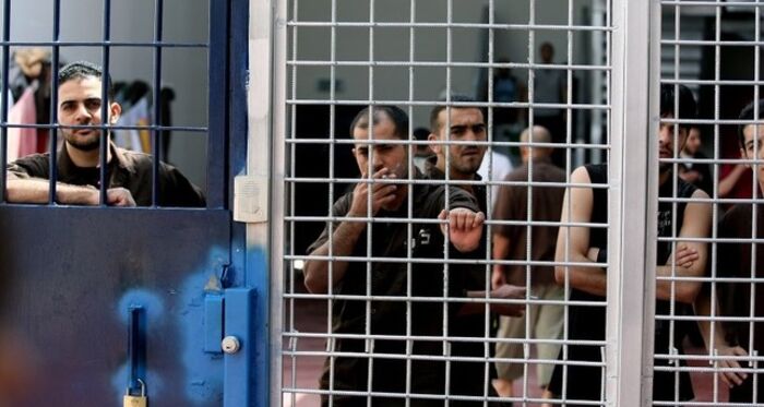 مسؤول فلسطيني يعرب علن مخاوفه من تفشي كورونا بالسجون الإسرائيلية