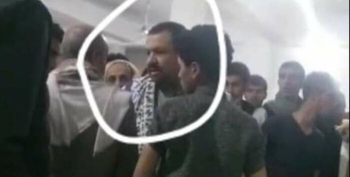 شاهد صورة المشرف الحوثي الذي داهم مسجد الإيمان ومنع أداء الصلاة