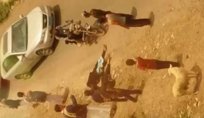 مشرف حوثي يعدم زوجته ووالدتها علناً في السائلة بصنعاء