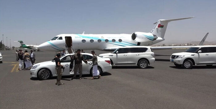 مطار صنعاء تحت القصف: فرصة تفتح الباب أمام الحكومة اليمنية للاستفادة من ملايين الدولارات