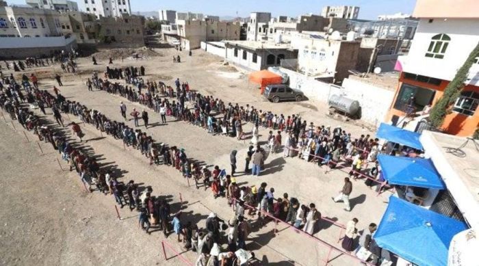 الجوع يبتلع العاصمة بسبب الحوثي… وطلاب يبحثون عن الطعام في حقائب زملائهم