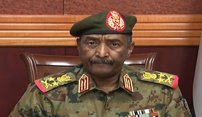 البرهان يعلن حل مجلسي السيادة والوزراء وحالة الطوارئ في السودان