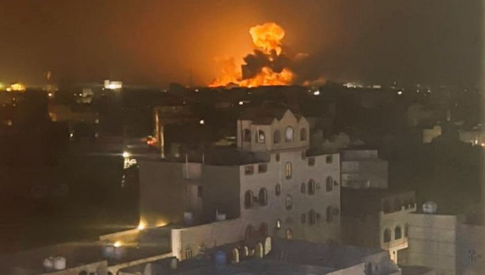 بعد أن حققت الغارات الجوية أهدافها.. الحوثيون يعتقلون عناصرهم بتهمة التجسس