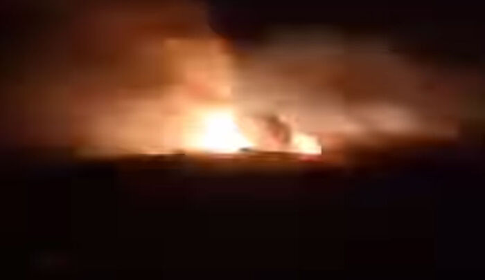 مصادر قبلية: مصنع السيراميك المستهدف في بني مطر كان مقرًا عسكريًا حوثيًا لتجميع الطائرات المسيرة وتخزين الأسلحة