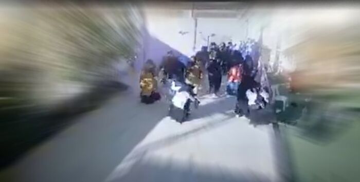 قيادي حوثي وزينبيات يعتدون على معلمات مدرسة خاصة في صنعاء (فيديو)
