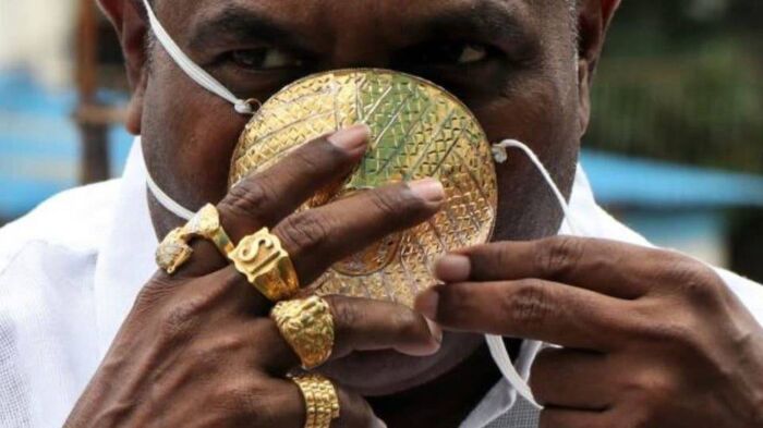 هندي يحصن نفسه من كورونا بكمامة ذهبية.. فهل هذا كافيا؟