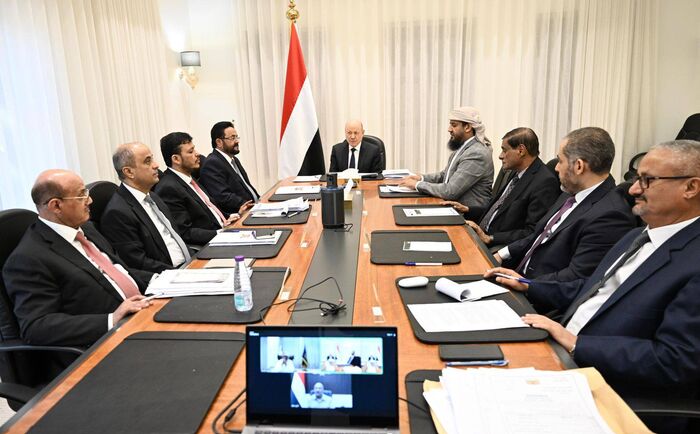 خبراء: إجراءات مجلس القيادة ضد الحوثي «نظرية» وتضييق الخناق الفعلي يتطلب تحركاً ميدانياً وحصاراً للدعم الإيراني
