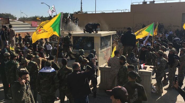 محتجون يحاولون اقتحام سفارة واشنطن في العراق